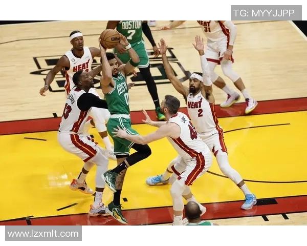 斯玛特连续被晃倒两次 希尔德轻松命中空位三分展示进攻威胁